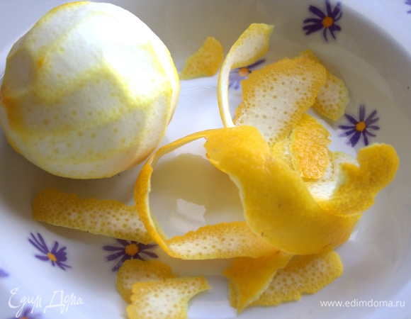 С лимона снять цедру.