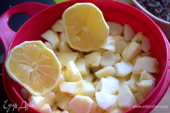 Яблоки нарезать кубиком и полить соком лимона.