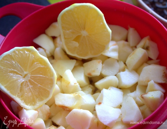 Яблоки нарезать кубиком и полить соком лимона.