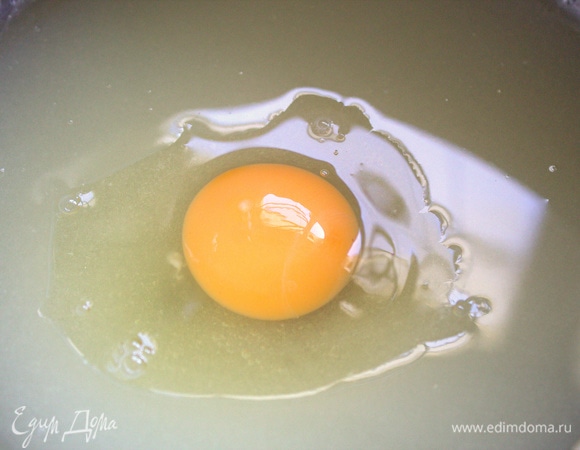 Взбить сахар с маслом, потом по одному вбить яйца и снова взбивать.