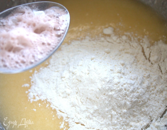 Взбивая, всыпать муку с солью и гашеной содой.