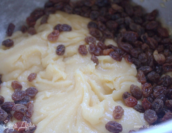 Всыпать отжатый изюм.