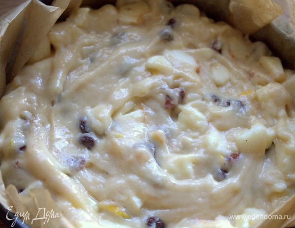 Форму я застелила смазанным маслом пергаментом и выложила тесто.