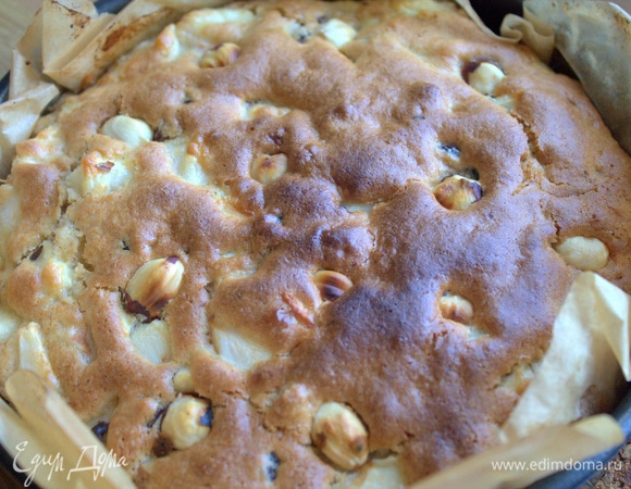 Выпекаем до готовности. В оригинале пирог выпекается под бумагой полчаса и потом еще полчаса без бумаги.