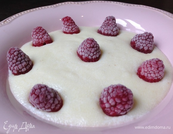 В кипящее молоко всыпать манную крупу, варить 5 минут, хорошо помешивая.