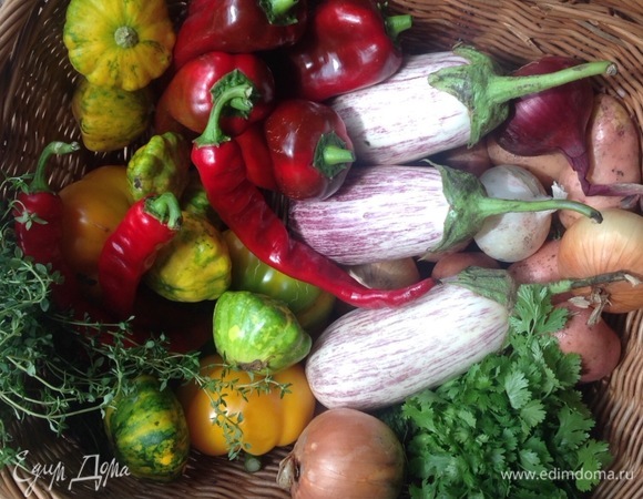 Нарезаю овощи: перец, патиссоны, лук, чеснок. На сковородку кладу лук, чеснок и поджариваю на оливковом масле пару минут, добавляю рис, тимьян, еще пару минут жарю. Наливаю воду (пропорция 1:2), добавляю соль, перец душистый. Тушу, помешивая, 10 минут.