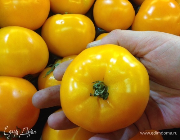 Нарезаю помидор, добавляю к рису, также перец чили. Все хорошо мешаю. Кладу лавровый лист. Выключаю. Добавляю сок лайма, нарезаю петрушку, базилик. Приятного аппетита!