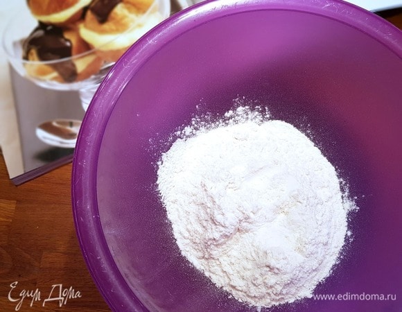Добавить в кипящую массу муку и заварить, активно перемешивая лопаткой.