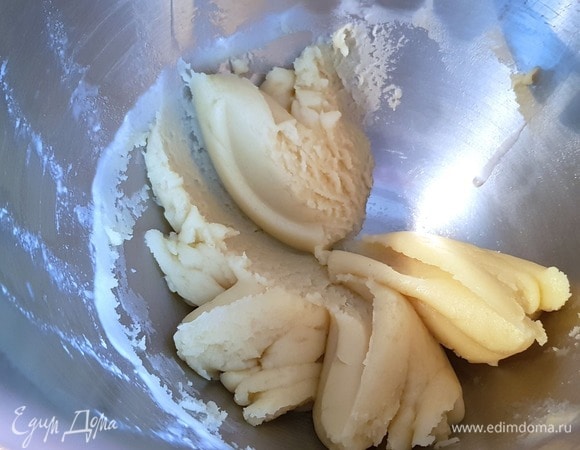 Должна получиться крепкая заваренная масса. Получившееся тесто переложить в дежу миксера и немного остудить.