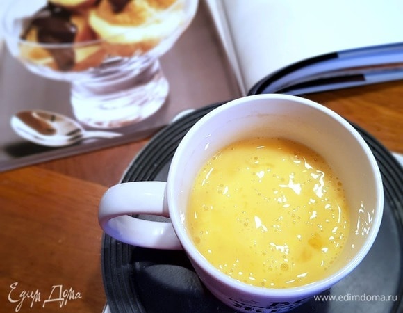 Затем включить миксер на среднюю скорость и с помощью насадки «лопатка» или «весло» начать перемешивать тесто, постепенно вводить яйца.