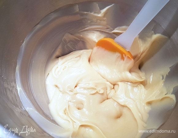 После того как ввели все яйца, оставляем включенным миксер примерно на 7–10 минут.