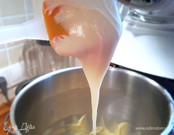 Готовое тесто будет плавно стекать с лопатки в форме треугольника. Если у вас тесто быстро стекает с лопатки, то оно не готово, продолжайте перемешивать.