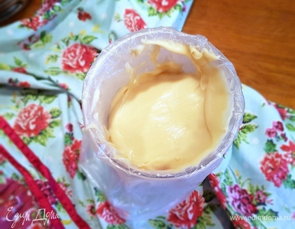 Готовое тесто перекладываем в кондитерский мешок с насадкой «открытая звезда» (у меня с 14-тью зубчиками).