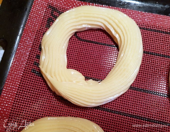 И далее отсаживаем кольца. Не тонкие, а средней толщины. На данном этапе кольца можно посыпать миндальными лепестками по желанию.