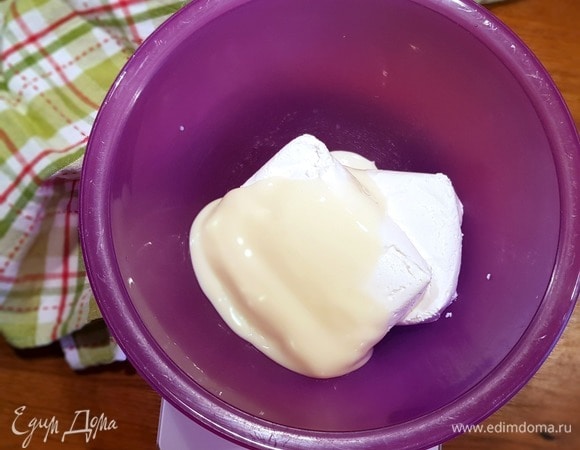 Тем временем займемся приготовлением творожного крема. Для этого взобьем миксером с помощью венчика творог, сахарную пудру, ваниль и сгущенное молоко.