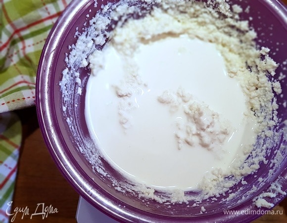 Затем добавляем сливки и взбиваем. Также сливками мы регулируем плотность крема (если хотим более воздушную текстуру, то добавляем больше сливок; но не переборщите, иначе будет нестабильный крем).