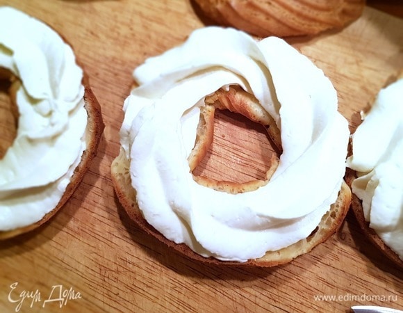 Разрезаем кольца пополам. Перекладываем крем в кондитерский мешок с насадкой «открытая звезда» и отсаживаем крем на половинки колец. Накрываем сверху вторыми половинками.