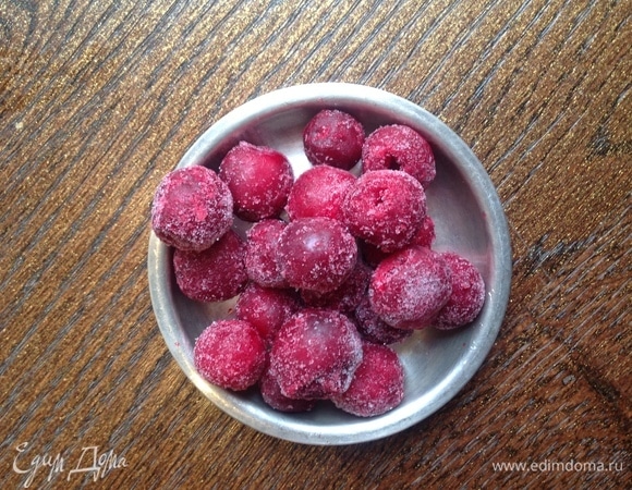 Беру горсть вишни (у меня мороженая).