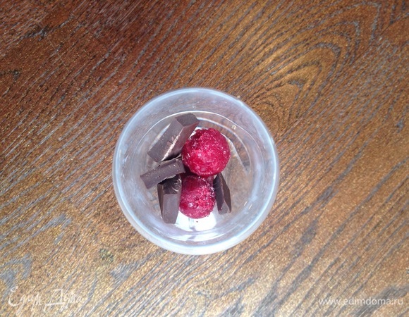 В бокал кладу вишню, шоколад, затем — крем и так чередую.