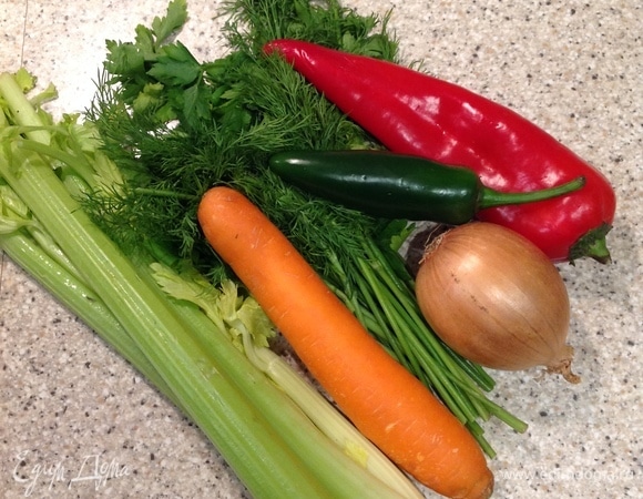 Ставлю вариться овощной бульон. Мою, нарезаю пополам стебель сельдерея, морковь, лук, перец, картофель. Когда закипит, добавляю соль, лавровый лист.