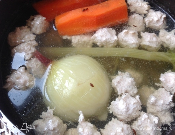 Кладу фрикадельки в кипящий бульон. Варю 7 минут. Выключаю.