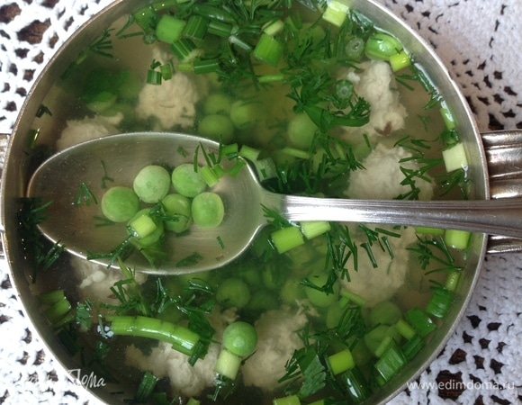 Наливаю в тарелку, кладу укроп и зеленый лук.