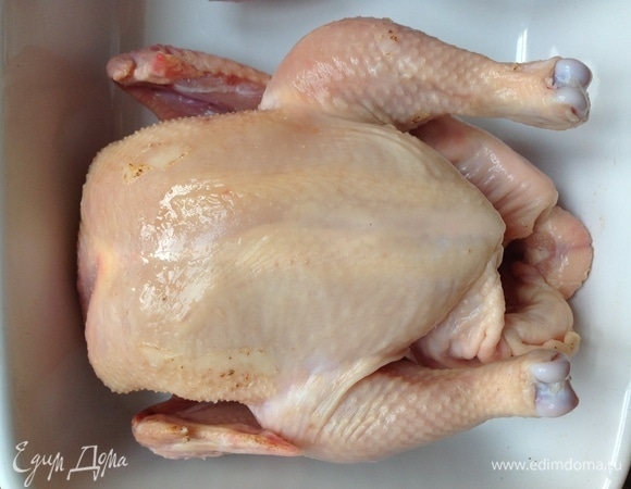 Цыплят хорошо промыть. Разрезать на 4 части.