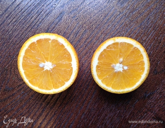 Выжать свежий сок из апельсинов и мандаринов.