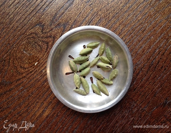 Кардамон растолочь слегка в ступке.