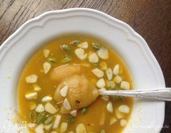 Добавить в сок, также добавить карри и корицу. Цыплят натереть хорошо солью, затем — апельсиновым ликером. Дать постоять 10 минут.