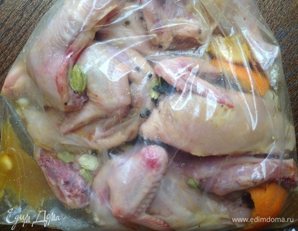 Маринадом из сока хорошо намазать цыплят. Кладем в пакет, затем — в холодильник на 2 часа, можно оставить и на дольше. Если вы сами выжимаете сок, оставьте пару апельсиновых корок и добавьте в маринад.