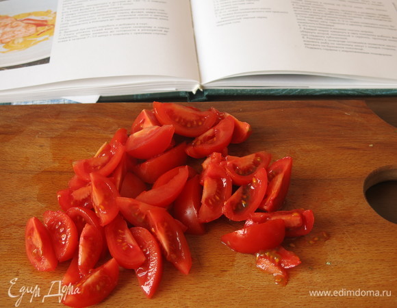 Нарезаем помидоры.