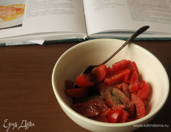 Солим и перчим, перемешиваем и даем промариноваться.