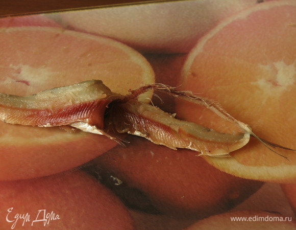 Разделываем на две половинки, голову и хвост не срезаем. Вынимаем хребет и косточки.
