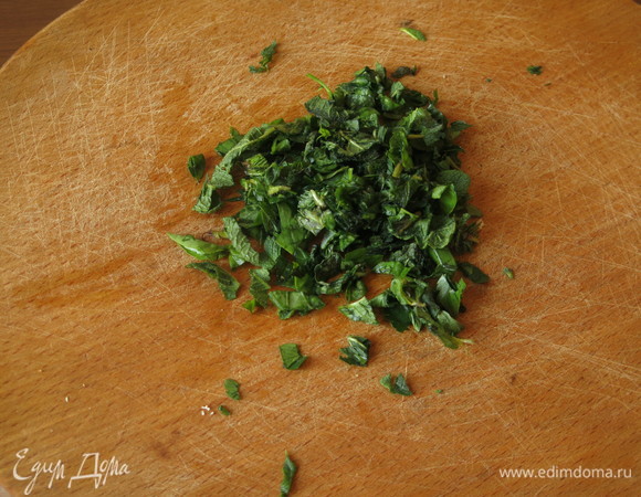 Нарезаем зелень.