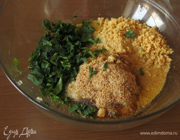 Соединяем орехи (пармезан для не постного варианта), сухари, зелень, хлеб, мякоть, 2–3 столовые ложки масла.
