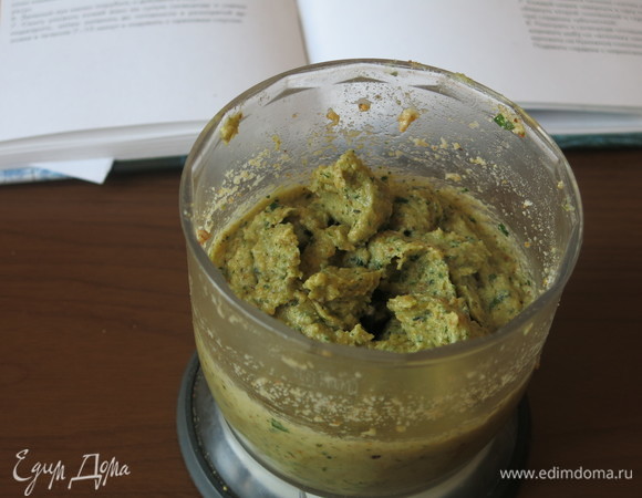 Измельчаем и перемешиваем фарш.