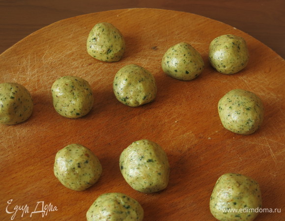 Скатываем шарики.