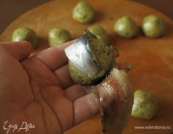 Оборачиваем одной половинкой рыбки шарик.