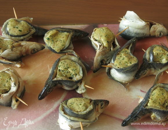 Сворачиваем вторую половинку рыбки, скалываем зубочисткой.