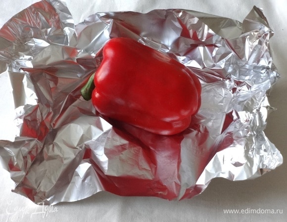Духовку предварительно разогреть до 190°C. Перец вымыть, обсушить. Завернуть перец в фольгу и запечь до готовности. В оригинальном рецепте нужно было взять 2–3 перца, я взяла один очень большой весом 250 г.