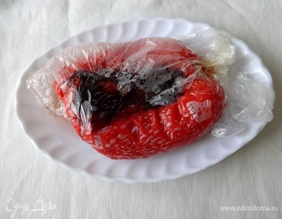 Запеченный перец поместить в целлофановый пакет и дать «пропотеть».