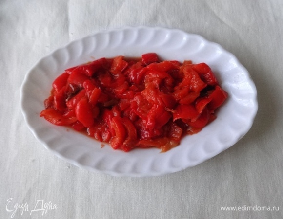 С перца снять кожицу, удалить семена, мелко нарезать.