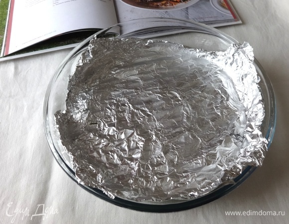 Противень застелить фольгой.