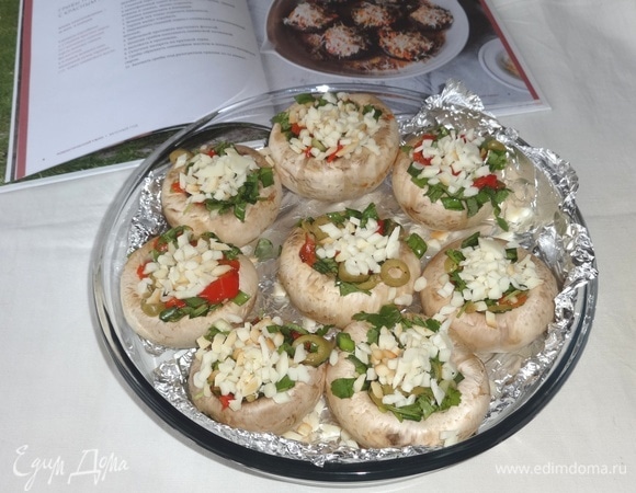 Грибы сбрызнуть оливковым маслом и посыпать сыром.