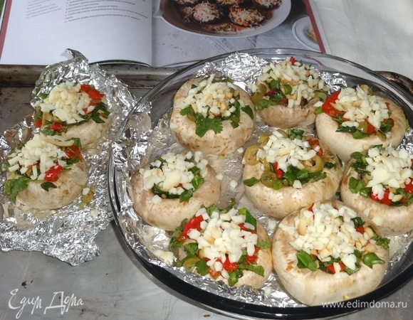 У меня получилось начинки больше, чем нужно. Я начинила еще дополнительно 2 шляпки шампиньонов, и еще немного начинки осталось для бутерброда.