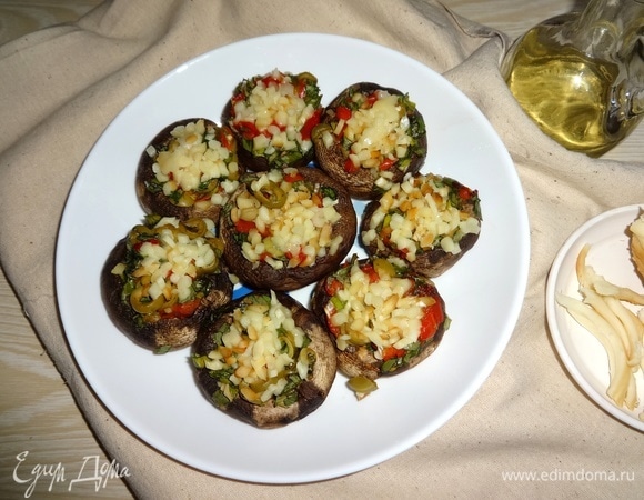 В оригинальном рецепте грибы запекались под разогретым грилем 10–12 минут. Я запекала грибы в духовке без гриля, время запекания увеличила на 10 минут, так как грибы очень крупные.