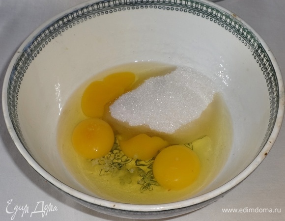 Яйца соединить с сахаром, ванилином, солью, взбить.