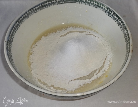 Всыпать просеянную муку и разрыхлитель, перемешать до однородного состояния.