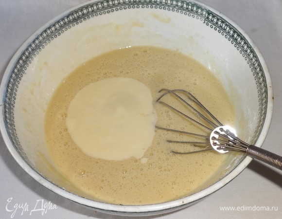 Влить растопленный маргарин, перемешать.